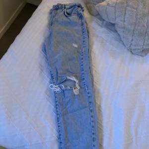 Jeans från Ginatricot, storlek 40, passar även 38.