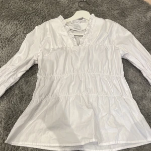 Blus/topp - Säljer en fin vit blus med bra skick, bara använd 1 gång pga lite litenheten . Storlek 34❣️Pris kan diskuteras ☺️