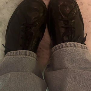 C.qp läder skor  - Svart skinnsko, sneaker! ❤️ Använd men i hyfsat skick, därav priset. Orginalpris ca 3000, köparen står för frakt💕