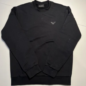 Emporio Armani sweatshirt  - Säljer min Armani sweatshirt eftersom jag vuxit ur den. Köpt i Armani affär tyärr inget kvitto 