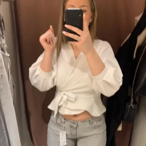 Volang tröja - Säljer denna vita blusen ifrån boohoo då den inte kommer till användning! Stretchig och skön att ha på sig