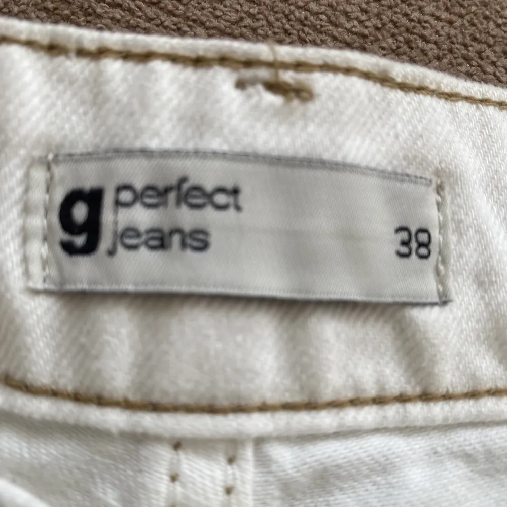 Jeans med kontrastsömmar från Gina Tricot, endast använda en gång i storlek 38!. Jeans & Byxor.