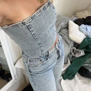 Jeanskorsett topp - Egensydd jeanskorsett, justerbar passform då den knyts i ryggen  