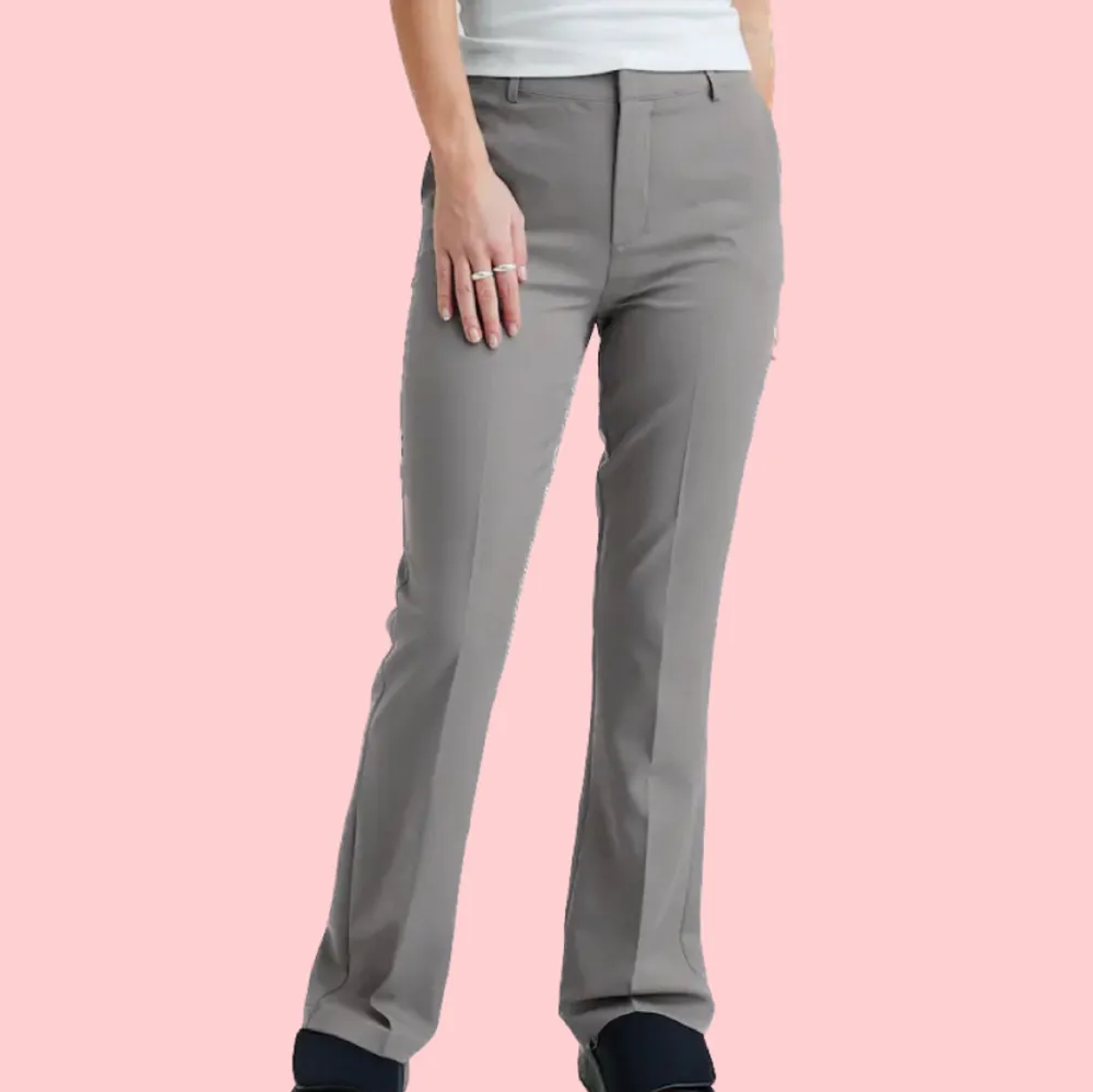 Gråa kostymbyxor från bikbok 😚lånad bild från hemsidan. Storlek 34 och mid rise midja❤️nypris: 399kr 💸. Jeans & Byxor.