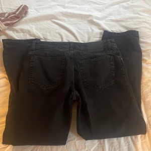 Jeans från hm - Säljer dessa lågmidjade jeansen från H&M då jag inte fått användning av dom. Använt dom 1-2 gånger. Pris kan diskuteras, jag kan möta upp men endast i Norrköping.