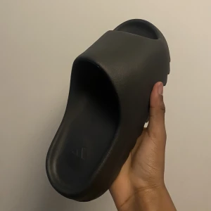 Yeezy slides  - Jag säljer ett par Yeezy Slides Onyx i storlek [42]. Dessa är helt nya. Kontakta mig om du är intresserad av att köpa dem och vi kan diskutera detaljer kring priset och leverans. FINNS I VÄSTERÅS 