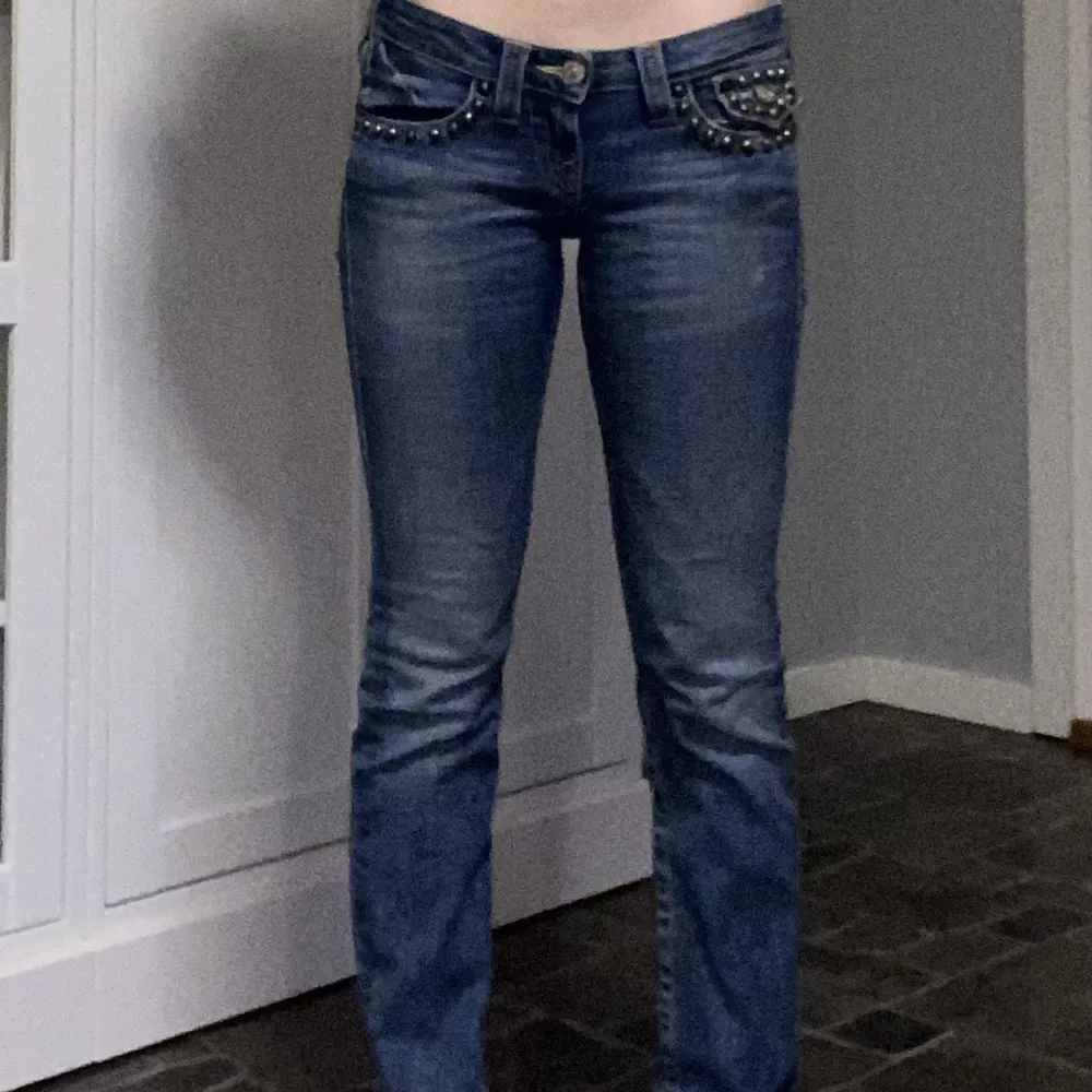 Säljer nu mina true religion jeans köpta här på Plick💘 Storlek 26 men passar någon med XS. Innebenslängden är 84cm och midjemåttet tvärs över är ca 38cm. Väldigt fint skick! 💕. Jeans & Byxor.