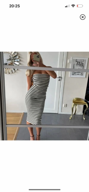 Superfin randig klänning! - Säljer min supersnygga och trendiga ZARA klänning! Helt oanvänd! Sista bilden från Alva Blomdahl. Storlek M men skulle säga att den passar S eller L beroende hur man vill att den ska sitta❤️Pris kan såklart diskuteras!