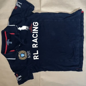 POLO RL RACING TSHIRT - T-shirt från Polo Ralph Lauren med detaljer på fram och backsidan.  Använd flertalet gånger men i bra skick! Fler bilder eller frågor? Skicka ett medelande:) 