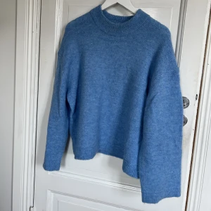 Blå stickad tröja - Endast testad, superfin färg men passar inte mig