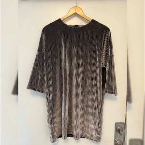 Klänning från zara  - Klänning från zara som är använt ett fåtal gånger. Materialet är i sammet. Det stor ingen storlek men skulle säga att den passar s till medium.