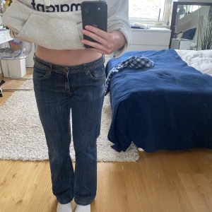 Lågmidjade jeans  - Lågmidjade jeans! Inga defekter! Kör en intressekoll för e osäker på om jag vill sälja. Storlek 36=S. 400+frakt eller bud. 🫶🏼