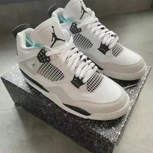 Jordan 4 Military Black  - Hej! Säljer Jordan 4 Military Black som jag har många av de, Alla storlekar finns. Allt är top och n skick utan något konstigheter. 