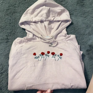 Magtröja (hoodie) - Jättefina hoodie i kortare modell (magtröja) Storlek S men passar M-L då den är oversized.  Använd nån enstaka gång
