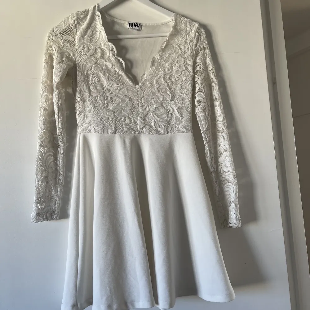 En vit super fin klänning (hade den när jag slutade 9an). Perfekt till skolavslutning eller studenten. Strl s. Klänningar.