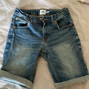 Jeansshorts blå storlek 150 - Jeansshorts i bra skick