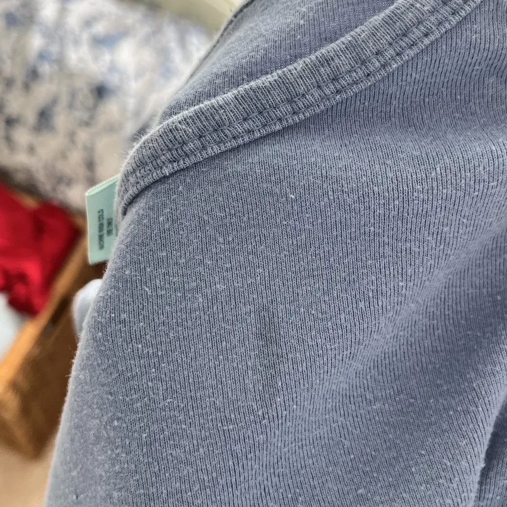 Supersöt ljusblå miniklänning 💘 har en liten fläck (bild 2) men inget man tänker på så mkt skulle jag säga . Klänningar.