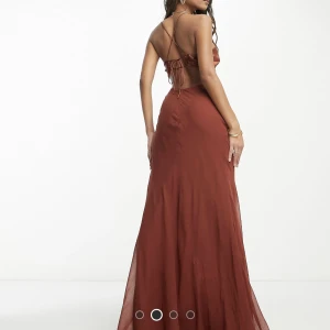 balklänning  - säljer min mega snygga balklänning!!💓💓helt ny med prislappar och slutsåld passar mig som har 36, hade passat en 34 lika bra. formar kroppen helt galet! pris kan diskuteras💓💓💓