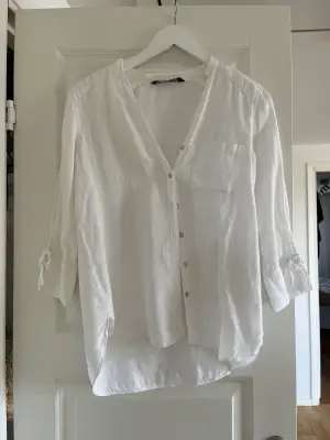 Perfekt vit linneskjorta från zara! Storlek Xs men passar även s. Köpare står för frakt, kan mötas upp i Malmö/ Lund!