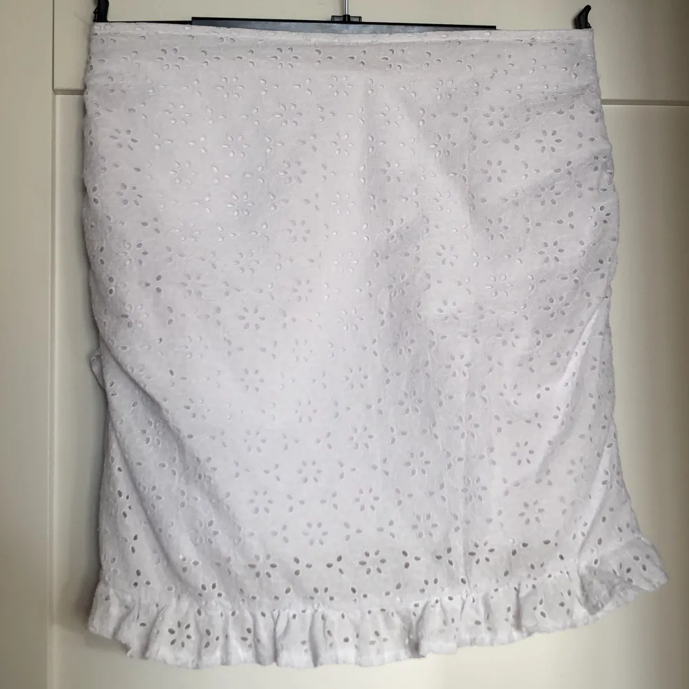 En vit kjol från na-kd i storlek 40. Använd få gånger och är därför i väldigt fint skick. 🌸. Kjolar.