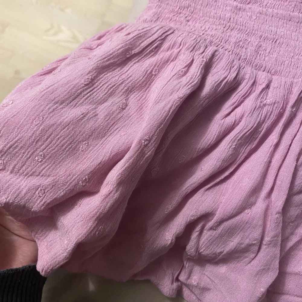 Jätte söt kjol från bershka, lappen är inte kvar men den är knappt använd så i princip nytt skick. . Kjolar.