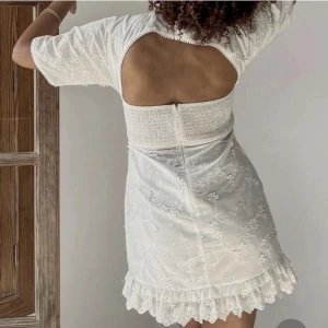 Studentklänning  - Oanvänd vit klänning från Nakd, perfekt till student och skolavslutning🧚🏻finns ej att köpa längre. Jag är 165 cm. Först till kvarn gäller