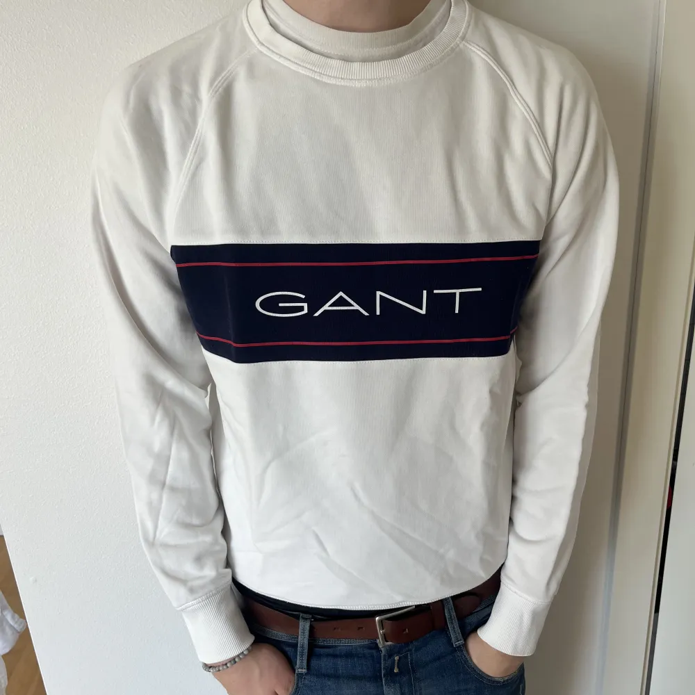 Sparsamt använd Gant sweatshirt tröja som jag växt ur.  Storlek L men passar även M Pris 199kr. Skriv för frågor :). Tröjor & Koftor.
