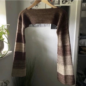 Stickad brun topp - Topp med vida armar i strlk S. Aldrig använd och därför i bra skick. Perfekt till våren/sommaren! Köparen står för frakten💗