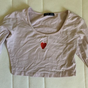 Rosa tröja - Söt långärmad crop top med broderat hjärta. Använt skick 