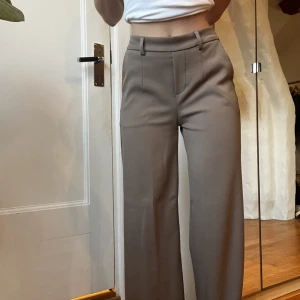 OBJECT BEIGA KOSTYMBYXOR - Kostymbyxor från object. Super sköna och bra passform.   Väldigt stretchiga.  Stl 34  Nypris 499kr  Använda 2ggr