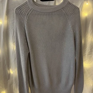 Stickad tröja  - Vit stickad tröja 