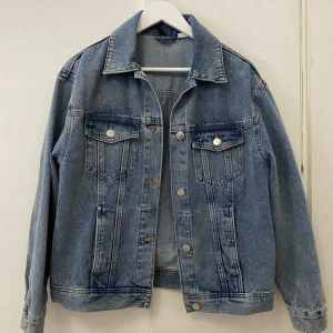 Jeansjacka - Perfekt oversized jeansjacka till sommaren. Storlek S. 