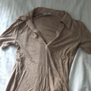 Fin topp  - Hej, säljer min fina ribbade tröja som aldrig använts men borttagen prislapp. Skriv för frågor eller intresse!🤎