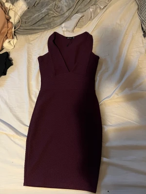 Klänning - Säljer denna fina klänningen med en fin öppning vid brösten 