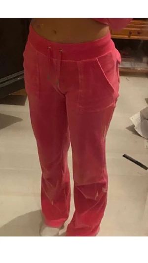 Rosa juicy byxor - Nu säljer jag mina juicy byxor i xxs❤️ De har inga defekter förutom att det inte går att stänga en knapp på varje ficka, inget som syns dock❤️ Annars är de som nya💓 Säljer pga att jag vill köpa en annan färg❤️ Kan tänka mig att byta mot några i xxs/xs❤️