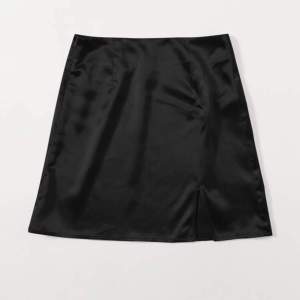 Jättefin svart satin kjol me en liten slits, säljer pga för stor. Finns ingen lapp men verkar som en M