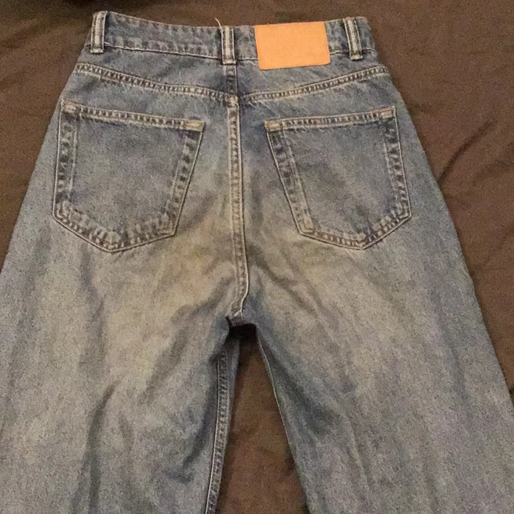 Baggy jeans köpta för nåt år sen lite slitna på rumpan och vid hålen på knäna och jätte lite längst ner sitter högmidjade . Jeans & Byxor.