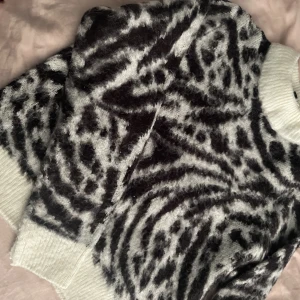 Zebrafärgad stickad tröja - Stickad tröja från H&M, varm och mysig tröja som tyvärr blivit lite kort i ärmarna då jag är lång!