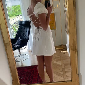 Zara klänning - Så fin klänning från Zara, köptes sommaren 2022 men aldrig används (lappen är kvar på). Jag är 165cm.