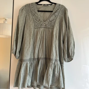 Zara klänning - Superfin grön klänning från zara som tyvärr inte kommer till användning längre❤️ storlek m men passar mig som brukar ha s