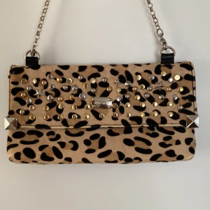 Jimmy choo  - Detta är min vackra Jimmy choo väska har inte anndvändigt den mycket. Om ni är intresserade eller vill ha flera bilder på väska så är det bara att skriva det.❤️