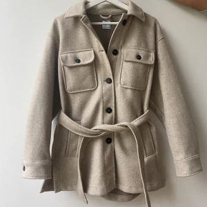 Beige kort kappa  - Säljer min beigea kappa från zara. Perfekt nu till hösten!🍁kappan är i bra skick!