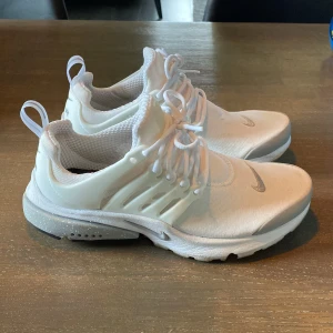 Nike Air presto custom made - Säljer dessa snygga Air Presto skor.  Vita med grå detaljer. Custom made, tyvärr ngt för liten för mig. Som nya, skick 9,5/10 Strl US7 EU38 = 24cm  