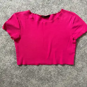 Tre st kortärmade t-shirts som är lite kortare i längden från Zara. En rosa och en orange i storlek S och en vit & gul randig i storlek M, men de passar ungefär likadant. Knappt använda. Säljs för 25kr/st. 