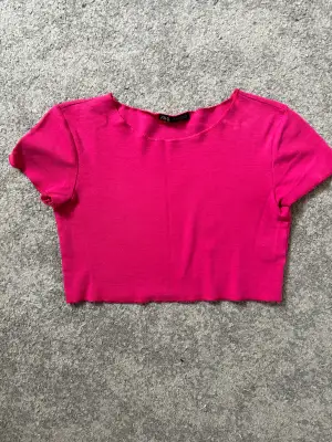 Tre st kortärmade t-shirts som är lite kortare i längden från Zara. En rosa och en orange i storlek S och en vit & gul randig i storlek M, men de passar ungefär likadant. Knappt använda. Säljs för 25kr/st. 