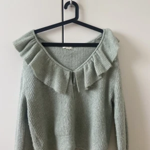 Volangkofta hm - En kofta med volanger från hm i en superfin grön färg! Så mysig nu till hösten!⭐️⭐️M men passar mig som normalt sett har S! 