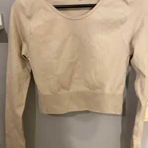 Långärmad beige tränings tröja från Gina i storlek M/S. Använd gärna ”köp nu”💓
