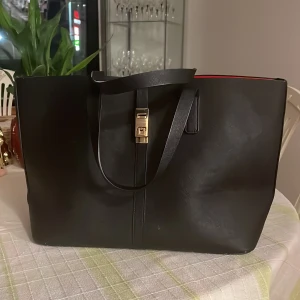 väska - svart axelväska 