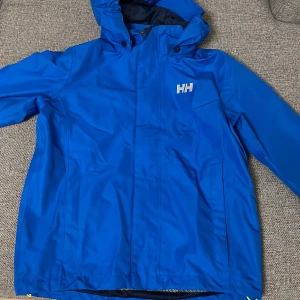 Helly Hansen Jacka - Nypris är 750kr och jag säljer den för att det inte passar mig längre. Jackan passar bra om man är 160 cm och ksk 165 cm(köparen står för frakt)