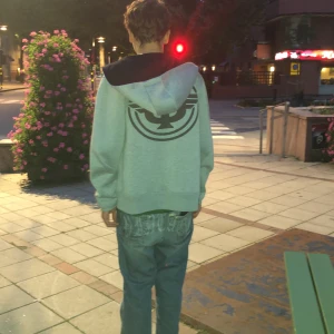 Tapout hoodie - En asfet tapout hoodie i storlek M. Bra skick, lite knopprig.